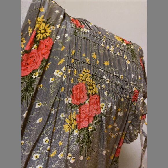 Vintage 1940s-style rayon cap sleeve grey floral dress with smocking - Picture 5 of 8